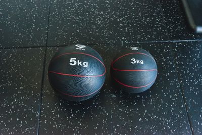 メディシンボール　５ｋｇ、３ｋｇ - セルフィット藤沢鵠沼店 完全個室貸切ジム　セルフィット鵠沼店の設備の写真