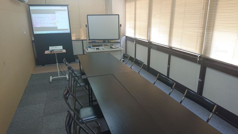 小ルーム ＪＲ徳島駅近く貸し会場 - 貸会議室リヴィング・ラボとくしま