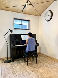 ピアノはグランド型のアップライトです - キッチン＆会議室｜上町サンク レンタルスペースの室内の写真