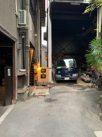 正面の黒い看板が目印です - キッチン＆会議室｜上町サンク レンタルスペースの外観の写真