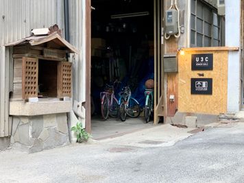 入口は解りないくいですが、路地の奥の建物の2階です - キッチン＆会議室｜上町サンク レンタルスペースの入口の写真