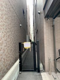 リーガルマンションと烏丸学舎の間の私有地を入っていきます - 四条烏丸シェアサロン.ファースト サロンスペース・バリ風の入口の写真