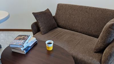 ソファでホッと一息つくこともできます。（フリードリンクもあり） - 勉強カフェ博多プレース カウンセリングルームの室内の写真