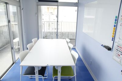 みんなの貸会議室　那覇泉崎店 泉崎403会議室[定員6+α]の室内の写真