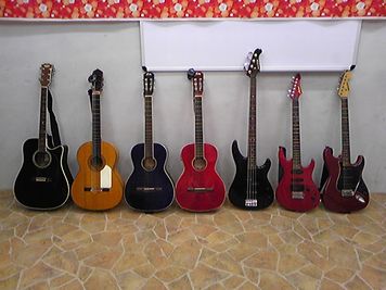 自由使用の各種ギター - 【京都伏見】Johnny 貸しスタジオ 格安 貸しスタジオ Johnnyの室内の写真