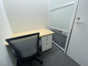 周りの目が気にならず、落ち着いて作業ができます。 - BAレンタルオフィス本町 半個室A2《会話NG、1名様用》の室内の写真