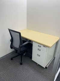 鍵付き、1名個室です。
 - BAレンタルオフィス本町 半個室A2《会話NG、1名様用》の室内の写真