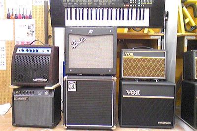 キーボードと各種ギターアンプ - 【京都伏見】Johnny 貸しスタジオ 格安 貸しスタジオ Johnnyの室内の写真