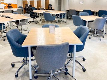 正方形テーブルは幅があるので4人で食事や書類を広げる事も可能です！ - いいオフィス下北沢 イベントスペースの室内の写真