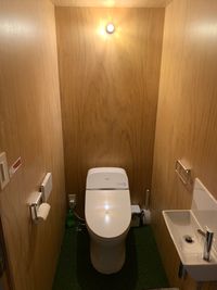 清潔で綺麗な男女兼用トイレ - レンタルジム　パーソナルに最適 レンタルジム&スペース　広尾　恵比寿 閑静な住宅街GYMの室内の写真