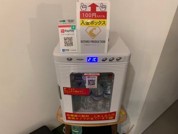 無人販売　冷蔵庫　飲料@100円/1本　現金（入金箱）かpaypay、LINEPay支払 - レンタルジム　パーソナルに最適 レンタルジム&スペース　広尾　恵比寿 閑静な住宅街GYMの室内の写真