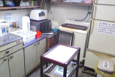 キッチン一式と冷蔵庫に洗濯機 - 【京都伏見】Johnny 貸しスタジオ 格安 貸しスタジオ Johnnyの設備の写真
