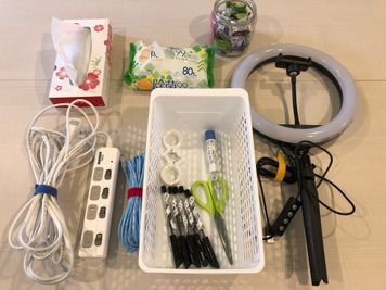 延長電源タップ5m、LANケーブル5m、リングライト(AC電接続)、文房具類、除 - MEETINGROOM 85 貸会議室/個室/8名/清潔/格安の室内の写真