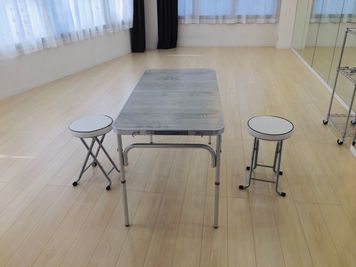 折り畳み式テーブルｘ2、椅子ｘ4をご用意しました - レンタルスタジオPiatto草加 Piatto草加駅前店の設備の写真