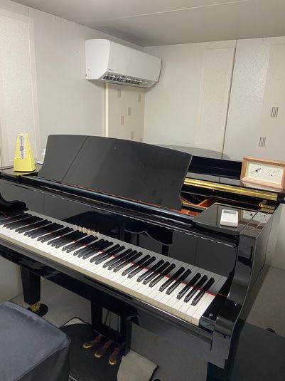 防音室内の画像です。YamahaグランドピアノＣ3。 - パウゼ音楽教室 レンタル練習室（ピアノ）の室内の写真