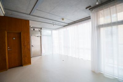 カーテン、ブラインドを使って明るさを調整できます。 - IWA-P スタジオ神南 撮影スタジオ、レンタルスタジオの室内の写真
