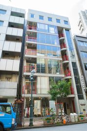 ガラス張り窓の建物です。 - IWA-P スタジオ神南 撮影スタジオ、レンタルスタジオの外観の写真