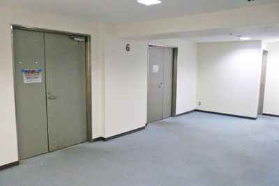 サンワールドビル6F　会場入口 - SMG/四ツ橋・サンワールドビル 6階1号室の入口の写真
