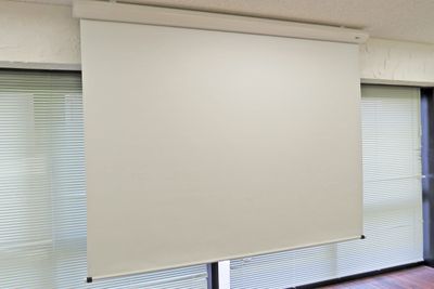 無料備品・スクリーン（型番は会場によって異なります） - SMG/四ツ橋・サンワールドビル ＳＭＧ貸し会議室/サンワールドビル2号室の設備の写真