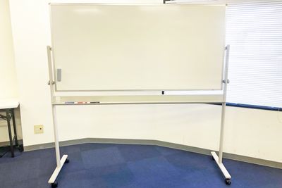 無料備品・ホワイトボーdp（180ｃｍ） - SMG/四ツ橋・サンワールドビル ＳＭＧ貸し会議室/サンワールドビル2号室の設備の写真