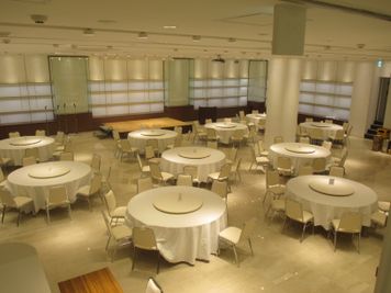 パーティー形式例 - イベントホール洛央（大ホール） イベントスペースの室内の写真