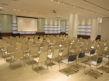 シアター形式例 - イベントホール洛央（大ホール） イベントスペースの室内の写真