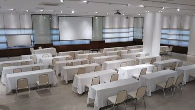 スクール形式例 - イベントホール洛央 全面（大ホール）の室内の写真
