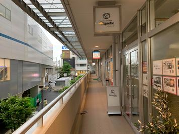 左側が阪神深江駅、右側がニルキューブです - ニルキューブ ワークスペースの室内の写真