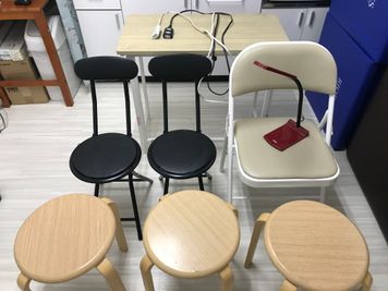 テーブル　椅子　LED卓上照明　延長コード２ｍ２本 - 南浦和駅東口徒歩５分レンタサロンの室内の写真