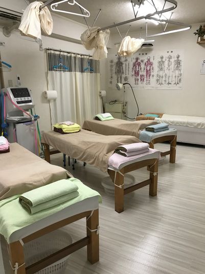 施術ベッド３台分のスペースです。 - 南浦和駅東口徒歩５分レンタサロン 施術ベッド３台付きのスペースの室内の写真