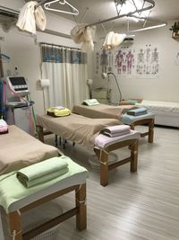 貸切大歓迎・南浦和駅東口徒歩５分レンタサロンに併設の施術ベッド３台付きのスペースです。施術セミナーや勉強会に多目的に - 南浦和駅東口徒歩５分レンタサロン