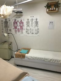 ミナト医科学のローラーベッドと温めに使うマイクロ波治療器です。 - 南浦和駅東口徒歩５分レンタサロン 施術ベッド３台付きのスペースの室内の写真