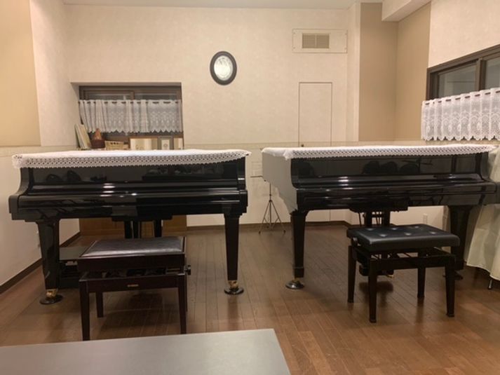 ヤマハc3左側　
ヤマハG3右側 - ピアノノビレ　レンタルスペース 音楽スタジオ　勉強会の室内の写真