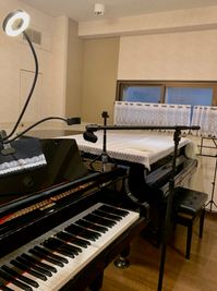 マイクスタンド
スマホライト付スタンド - ピアノノビレ　レンタルスペース 音楽スタジオ　勉強会の室内の写真