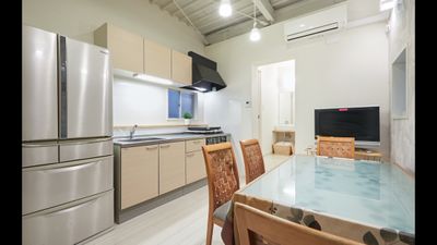 涼しいリビングキッチンで二次会OK🙆‍♀️

奥にシャワー（有料）有 - ときめきガーデン付きハウス ときめきBBQガーデン付きハウスの室内の写真