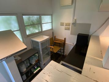 カウンター内側1
冷蔵庫、水場などご利用可能です。 - SOCIAL TOKYO ギャラリー&エキシビジョンの室内の写真