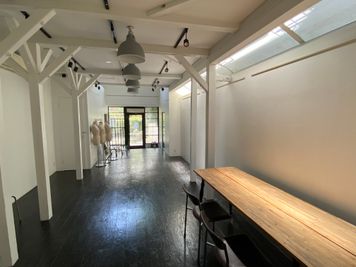 自然光 - SOCIAL TOKYO ギャラリー&エキシビジョンの室内の写真