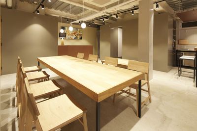 コワーキングスペースとしてご予約の方はダイニングテーブルをご利用いただきます。 - 浅草駅徒歩10分の好立地スペース ホステルで作業・勉強にの室内の写真
