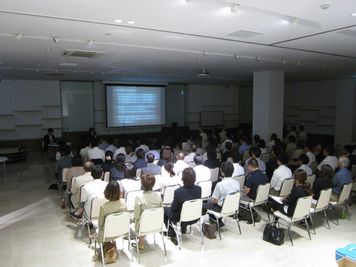 研修 - イベントホール洛央 全面（大ホール）の室内の写真