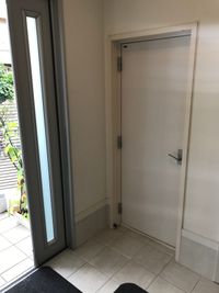 レッスンルーム入口は玄関入り、すぐ左手となります。 - 防音サロン Bright レッスンルームの入口の写真