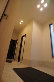 広々としたホール。トイレも2か所ございます。 - 防音サロン Bright レッスンルームの入口の写真