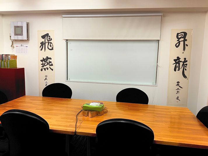 教室内景色 - 綺麗な貸し会議室【茅場町・新川・日本橋】 会議室の室内の写真