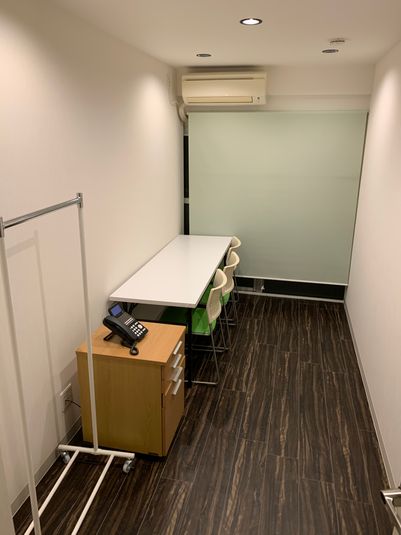 デスクと椅子（２）ワゴン（１）、コートハンガー（１）広さ７㎡ - wingsky　Tokyo 2号室の室内の写真