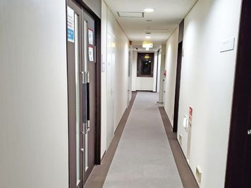 カーニープレイス4F　入口 - SMG/本町・カーニープレイス ＳＭＧ貸し会議室/カーニープレイス本町ビル４階の入口の写真