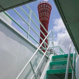 一般のお客様の立ち入りをこの階段で封鎖していますので、神戸のワンダフルな景色は独 - 神戸ベイクルーズ 船の貸切スタジオの入口の写真