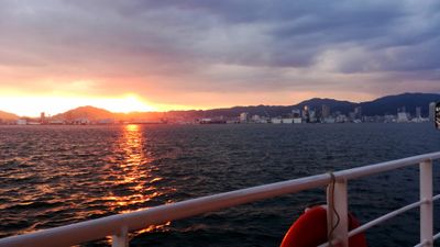 夕焼けが海に煌めく時刻の撮影は良好です。
また、夜間の撮影も可能です。
 - 神戸ベイクルーズ 船の貸切スタジオのその他の写真