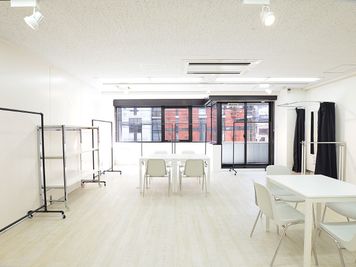 南向きバルコニーの大きな窓を開放して自然換気！コンパクトながらも無料備品が充実した清潔感あふれる低価格スペース。 - BPセントラルスペース南船場