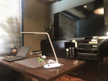 パセラの個室でテレワーク。無料WiFiは勿論、各種オフィス機器もご準備ございます。。 - パセラリゾーツ六本木