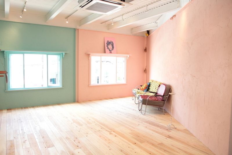 2Fパステルカラーの壁にフローリングの床 - 大阪ハウススタジオ COCO PALACE 2階スタジオ（撮影プラン）の室内の写真