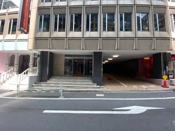 建物メイン入口 - TIME SHARING渋谷ワールド宇田川ビル【無料WiFi】 9F 会議室 Aの外観の写真